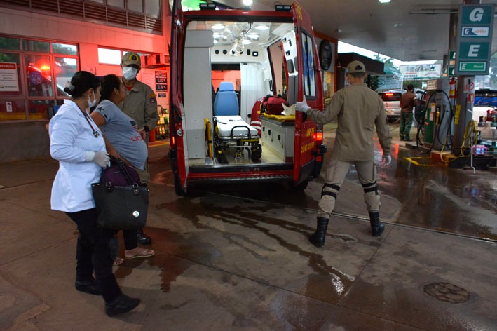 Grávida recebe atendimento dos Bombeiros depois de ver raio cair - Álvaro Rezende