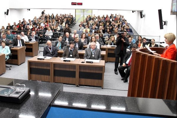 Assembleia celebra Dia da Educação Superior com entrega de honrarias Personalidades acadêmicas foram homenageadas em sessão solene. Wagner Guimarães