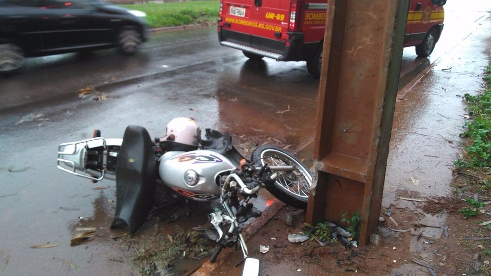 Motocicleta bateu em poste na avenida Guaicurus (Foto: Osvaldo Nóbrega)