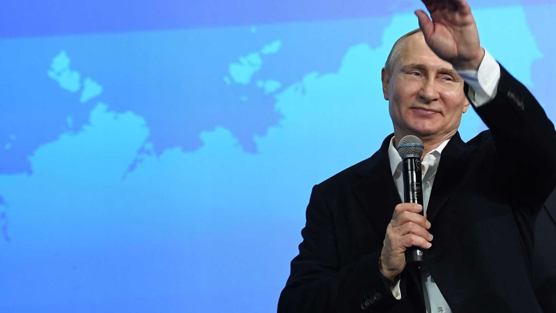 Vladimir Putin proclama vitória perante milhares de apoiadores Reuters
