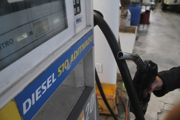 Petrobras reajusta em R$ 0,10 litro do diesel nas refinarias