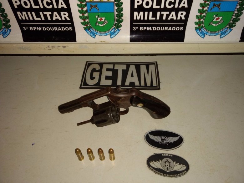Revolver apreendido pela PM após autor efetuar disparos no Parque das Nações, em Dourados - Foto: Osvado Duarte