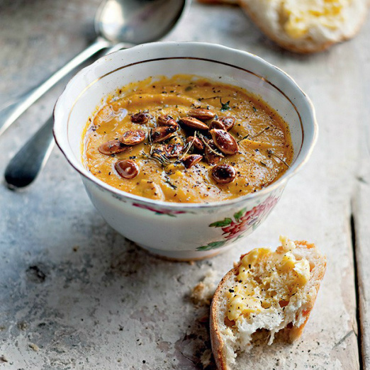 Para espantar o frio, faça uma sopa de abóbora, cenoura e coco com curry Para espantar o frio, faça uma sopa de abóbora, cenoura e coco com curry