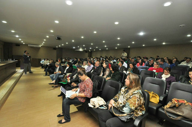 Médicos inseridos no Programa Mais Médicos de toda a região participando de encontro em Dourados - Foto: A. Frota