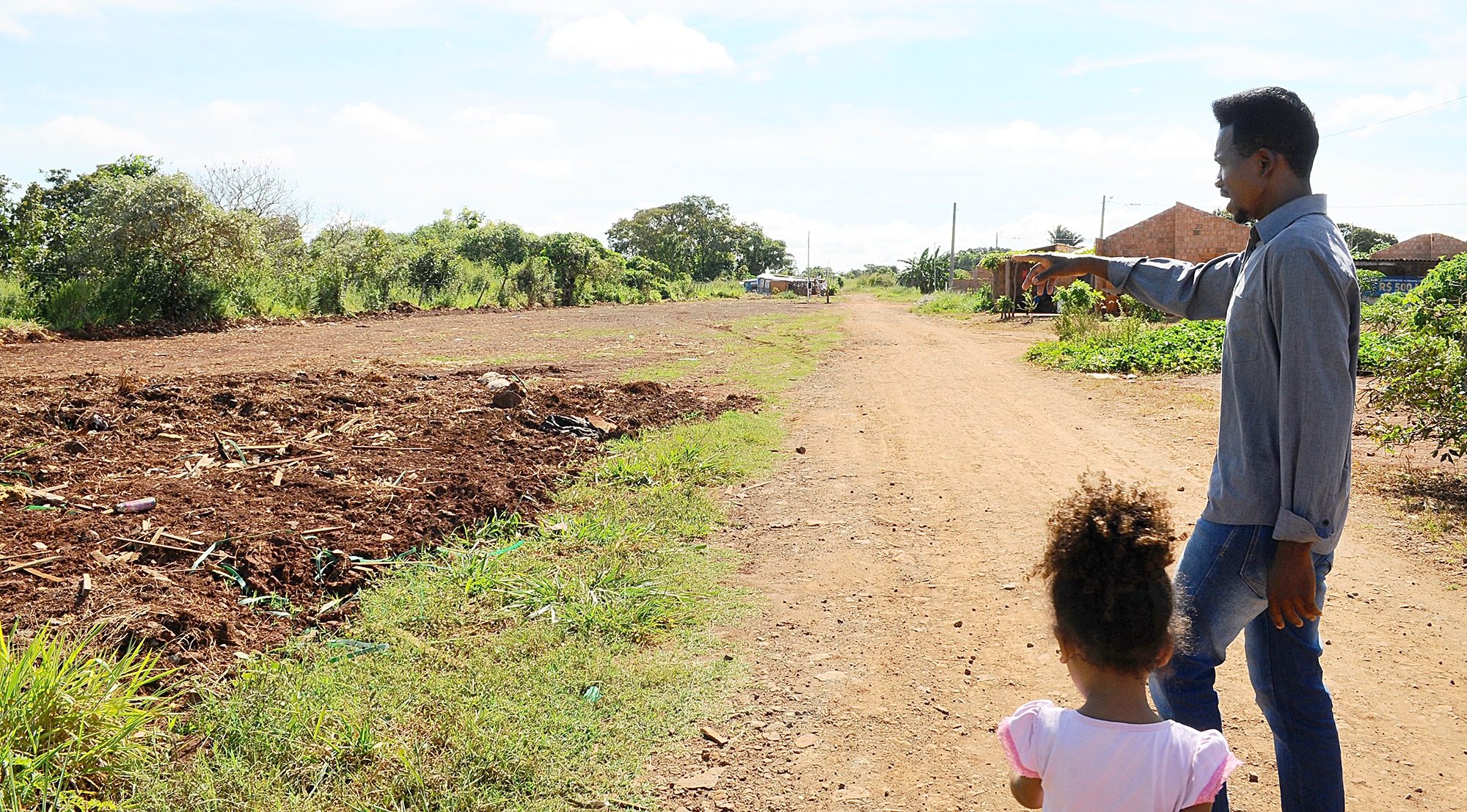 Rogério mostra ficarás a base de apoio para a construção - alojamento, sanitários, depósito e escritório. Foto: Edemir Rodrigues