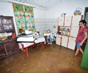 Casa alagada na Rua Monte Santo - Álvaro Rezende 
