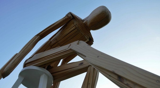 Marco abre amostras de “universo” de esculturas, telas e instalações Detalhe da obra ponto de apoio, de Cenildo Silva Ba, exposta na praça Pari