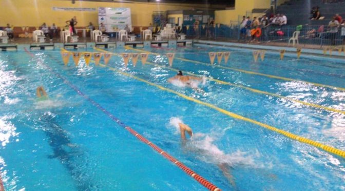 Torneio de natação movimenta parque aquático do Rádio Clube na Capital