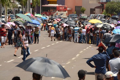 População enfrentou o sol escaldante do domingo na Capital para tentar fazer o cadastramento biométrico - Foto: GERSON OLIVEIRA/CORREIO DO ESTADO