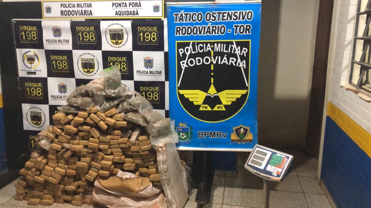 Veículo carregado de maconha fura bloqueio policial e capota Veículo carregado de maconha fura bloqueio policial e capota