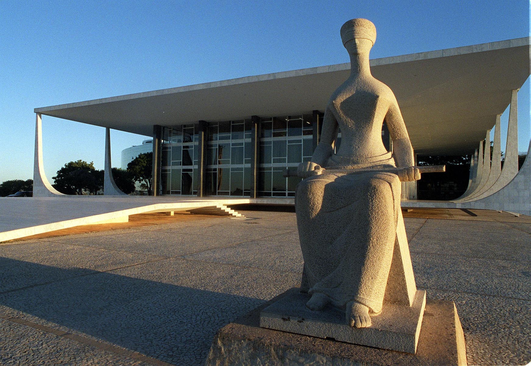 AGU contesta travestis no STF e diz que elas devem ir para presídios masculinos AGU contesta travestis no STF e diz que elas devem ir para presídios masculinos
