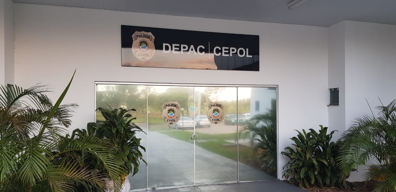Homem é morto a facadas e corpo encontrado ao lado de mercado na Capital