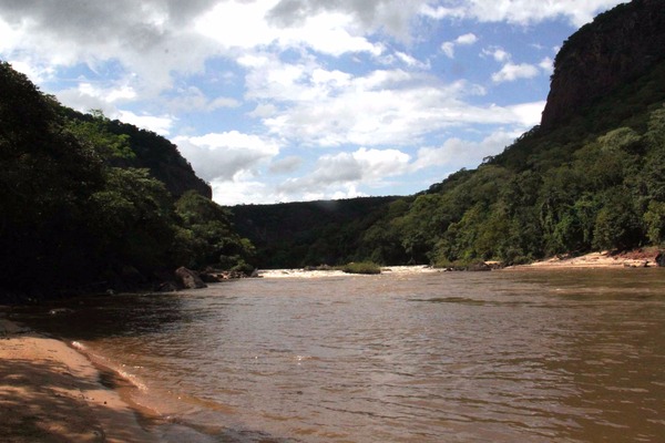Contemplação: Rio Aquidauana corre paralelo à estrada e à morraria da Serra de Maracaju, formando corredeiras e praias.
