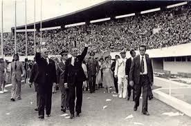 Desfile do 1º governador de MS, no estádio Morenão, ao lado de Ernesto Geisel.