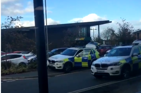 Foto mostra carros da polícia perto do complexo
Reprodução/Mídias sociais