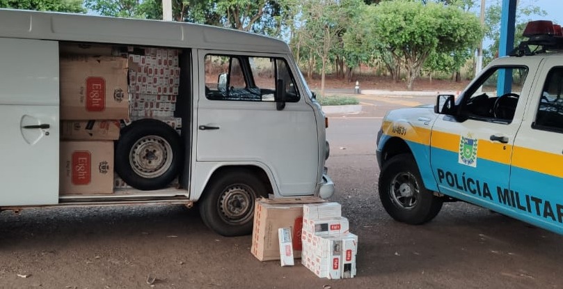 Homem é preso com Kombi carregada com cigarros contrabandeados Divulgação
