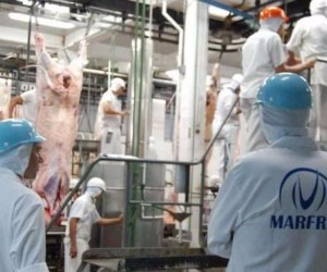 Funcionários em frigorífico da Marfrig - Divulgação