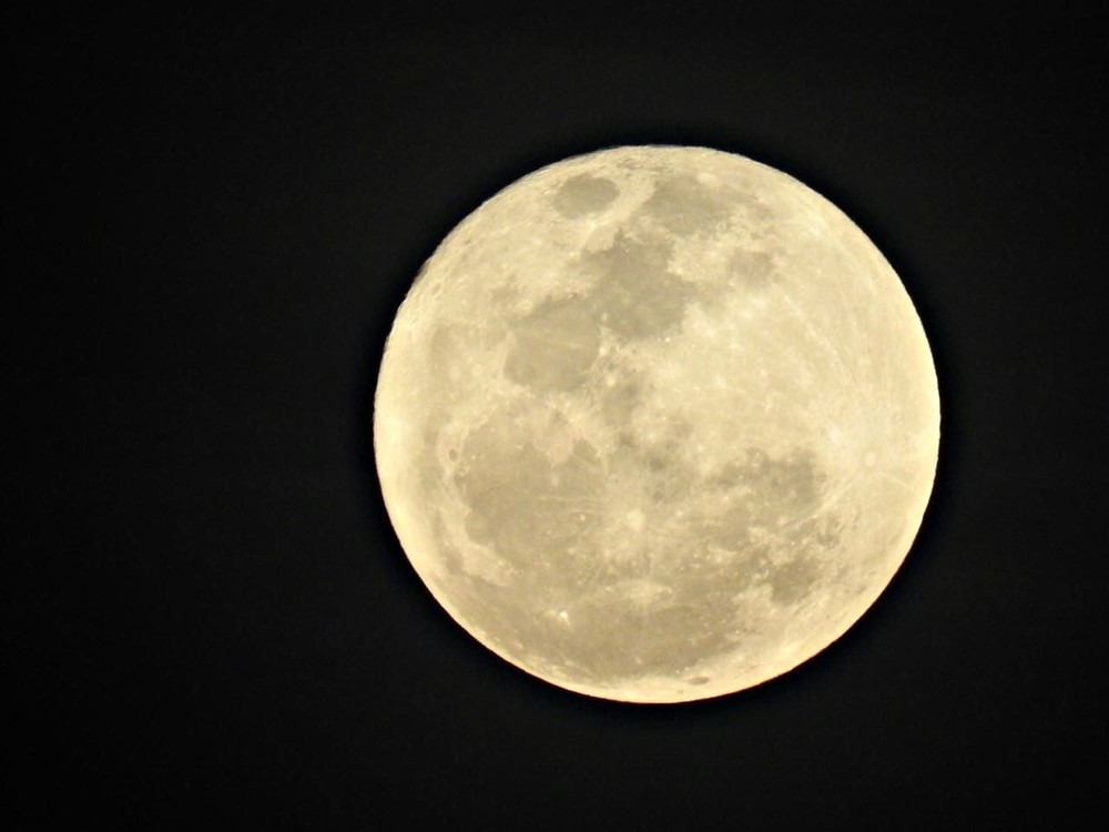 Maior superlua de 2018 será logo no dia 1º de janeiro uperlua registrada em Manaus, em dezembro de 2017 (Foto: Patrick Marques)