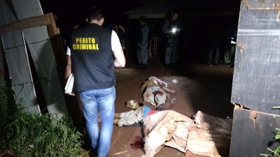 Duplo assassinato aconteceu ontem à noite, em frente a residência - Foto: Osvaldo Duarte