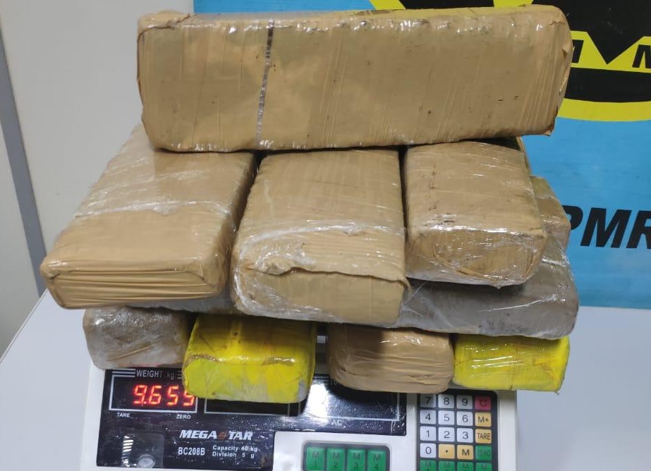 Mulher é presa com tabletes de maconha no interior de ônibus Mulher é presa com tabletes de maconha no interior de ônibus