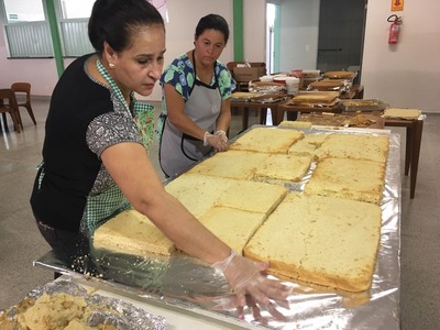 'Bolo casamenteiro' atrai fiéis para procissão e festa de São José em Campo Grande Voluntárias fazem 200 kg de bolo para festa de São José, em Campo Grande (Foto: Maureen Matiello/TV Morena)