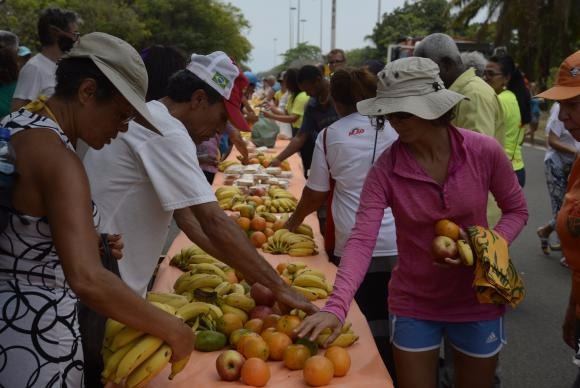 Mesa com 1 quilômetro de extensão oferece alimentos doados por entidades diversas Tomaz Silva/Agência Brasil