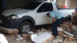 Idoso perde o controle e "invade" casa do vizinho Veículo