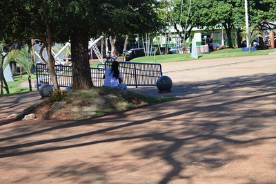Verão acaba amanhã, mas calorão continua em Dourados Em Dourados, cada ponto de sombra serve como alívio para o calor - Crédito: Dourados News