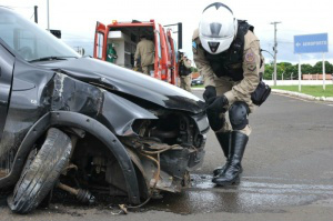 Veículo ficou atravessado na pista após ser fechada por veículo não identificado. (Foto: Alcides Neto)