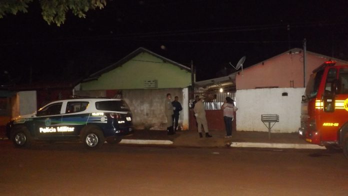 Homem mata esposa com 5 facadas e se suicida Movimentação de policiais e bombeiros no local onde ocorreu o crime (Foto: Alvorada Informa)