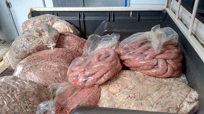 Cerca de quatro toneladas de produtos impróprios para consumo são apreendidos Carne e perecíveis em geral estavam em condições impróprias para consumo - Foto: Divulgação / Polícia Civil