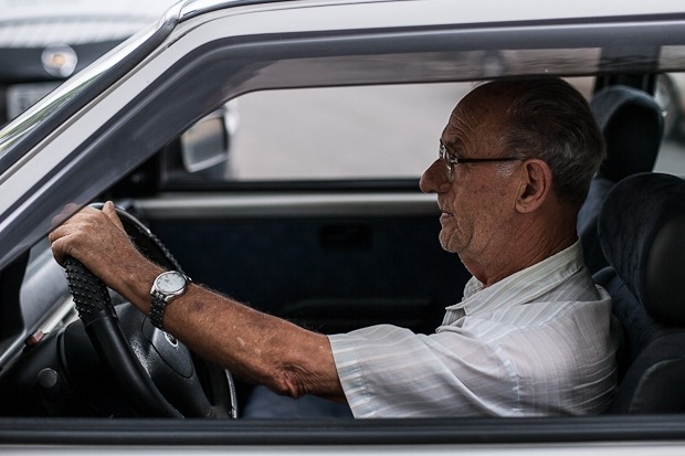 Regulamentada lei que diferencia taxa em renovação de CNH para idosos