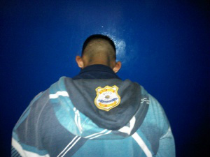 Ao ser abordado, o menor J.H.V., de 17 anos, admitiu que estava em uma motocicleta roubada, segundo ele adquirida por R$ 500. (Foto: Direto das Ruas)