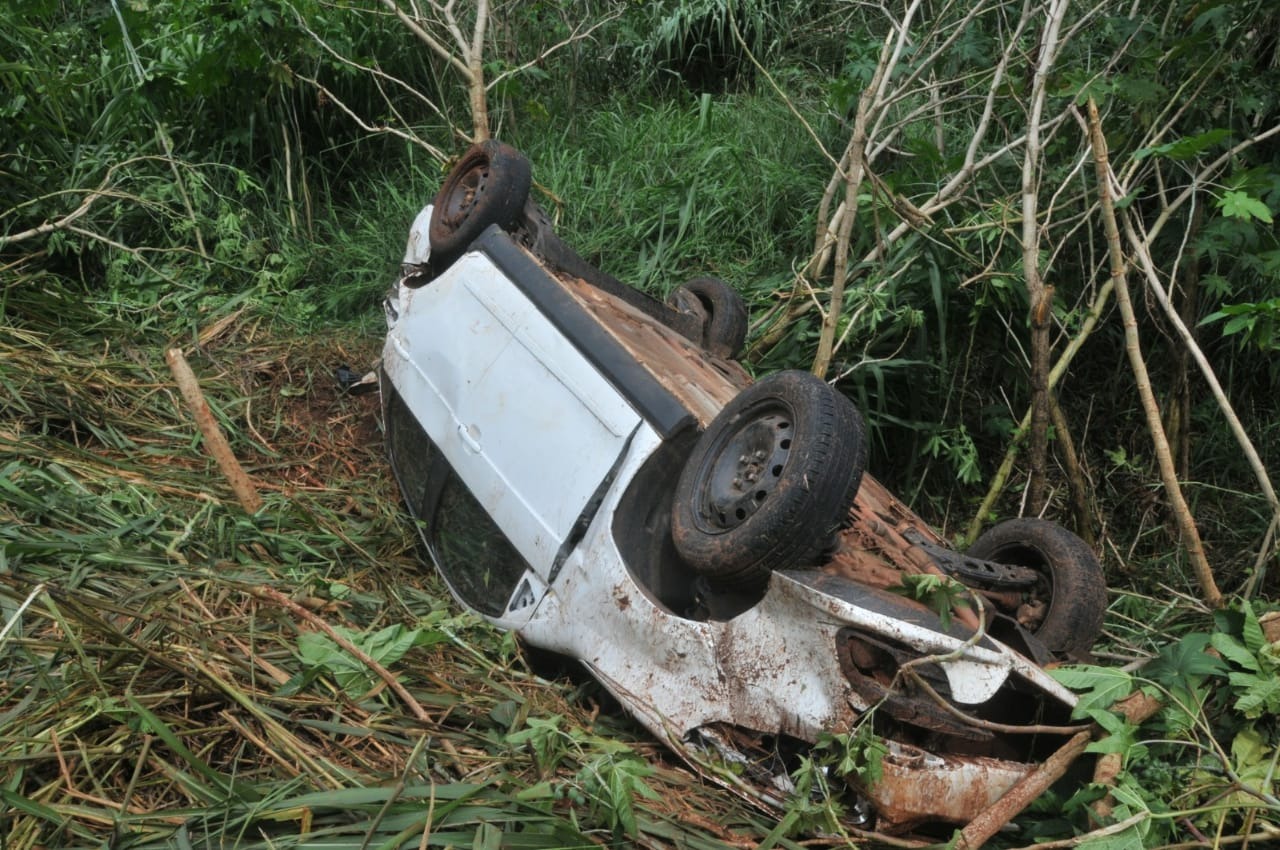 eículo sai da pista e capota na BR-163 após acoplanagem Veículo aquaplanou durante a chuva que caiu no começo da tarde - Valdenir Rezende