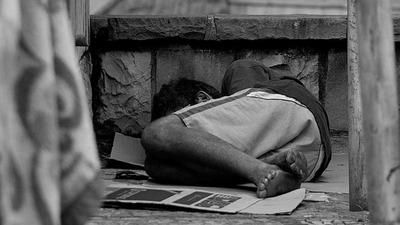 Morador de rua é atingido por pelo menos seis tiros em MG