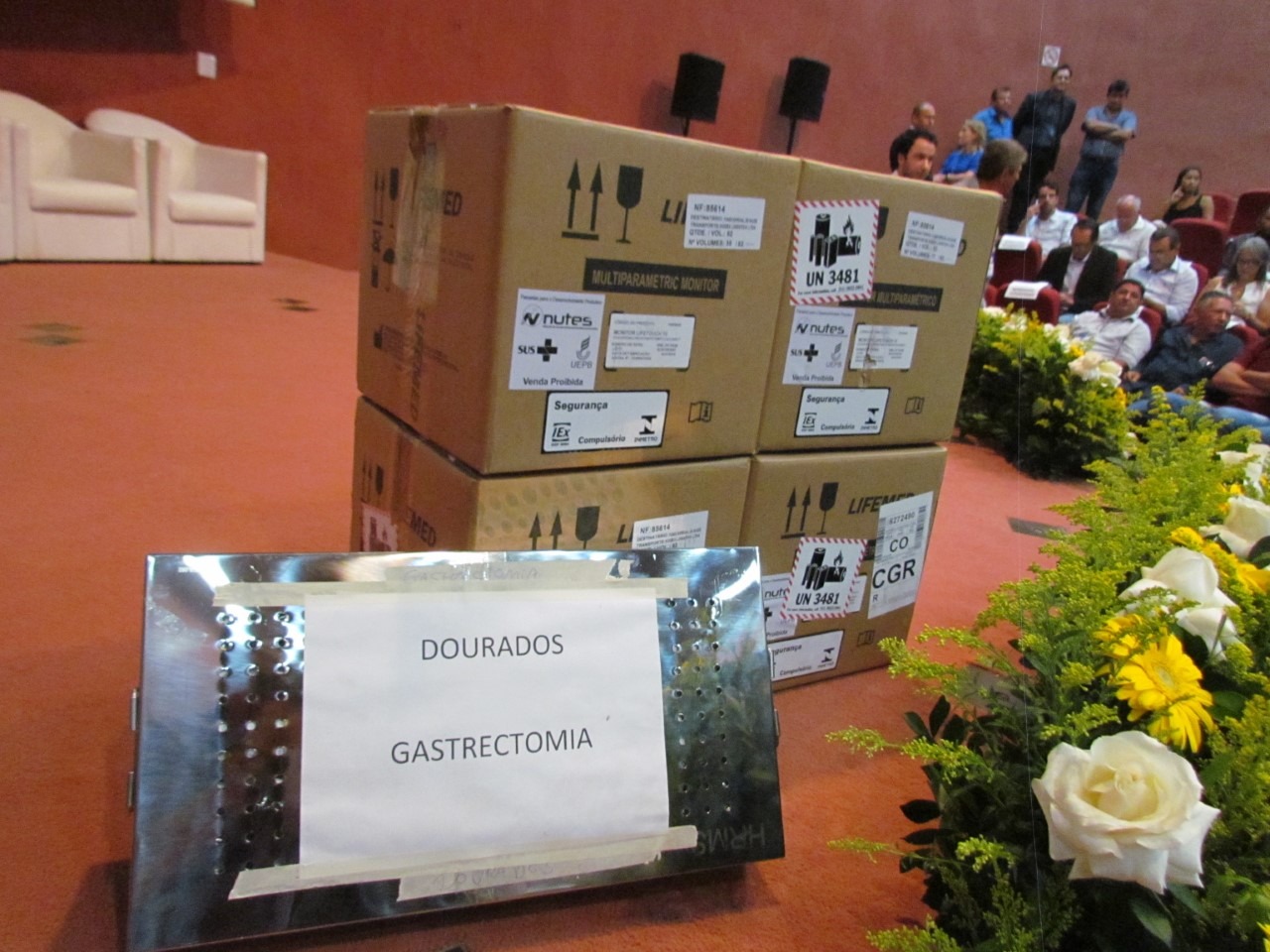 Prefeita Délia Razuk e a secretária Berenice de Souza Machado participaram de solenidade de entrega de equipamentos para a Saúde