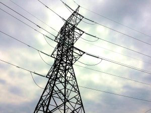 Contas de luz devem subir 9% devido às indenizações a transmissoras Trecho de linha de transmissão de energia em Porto Velho, RO (Foto: Divulgação)