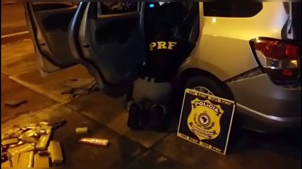 Droga apreendida em carro na BR-163 (Foto: PRF/Divulgação)