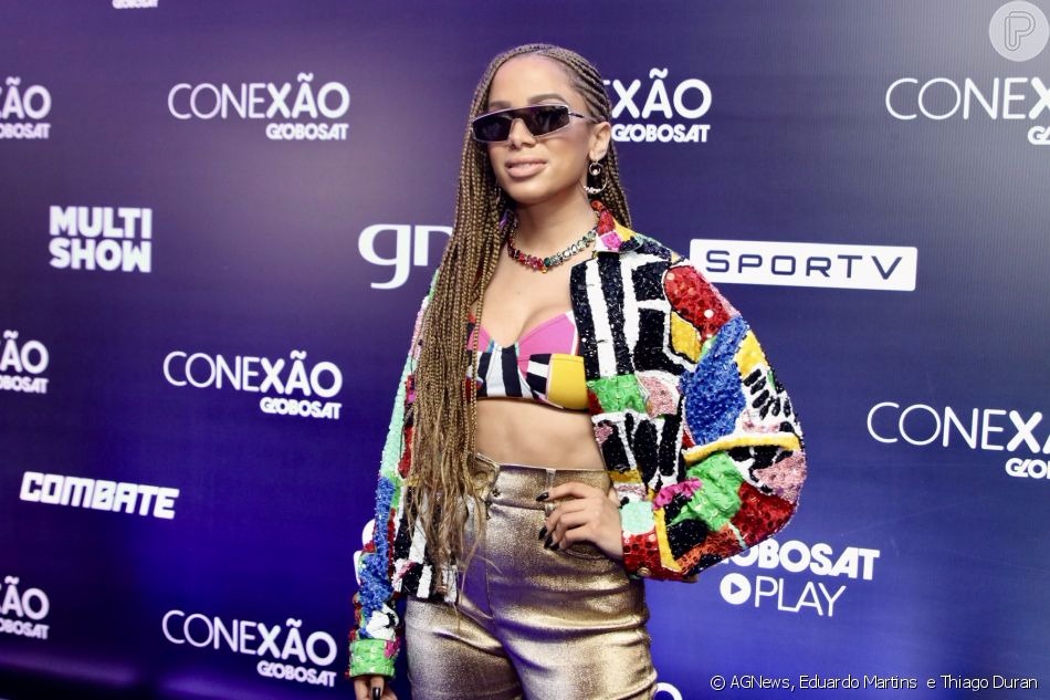 Roubou a cena! Anitta impressiona com styling colorido e box braids em festa PurePeople