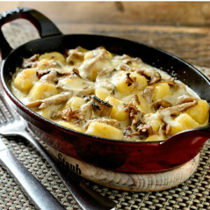 Faça nhoque de mandioquinha gratinado com queijos e cogumelos