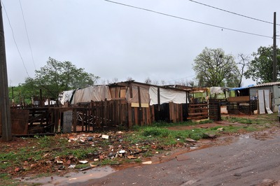 No Jardim Noroeste, 100 famílias ocupam área lotada de barracos - Foto: Valdenir Rezende / Correio do Estado
