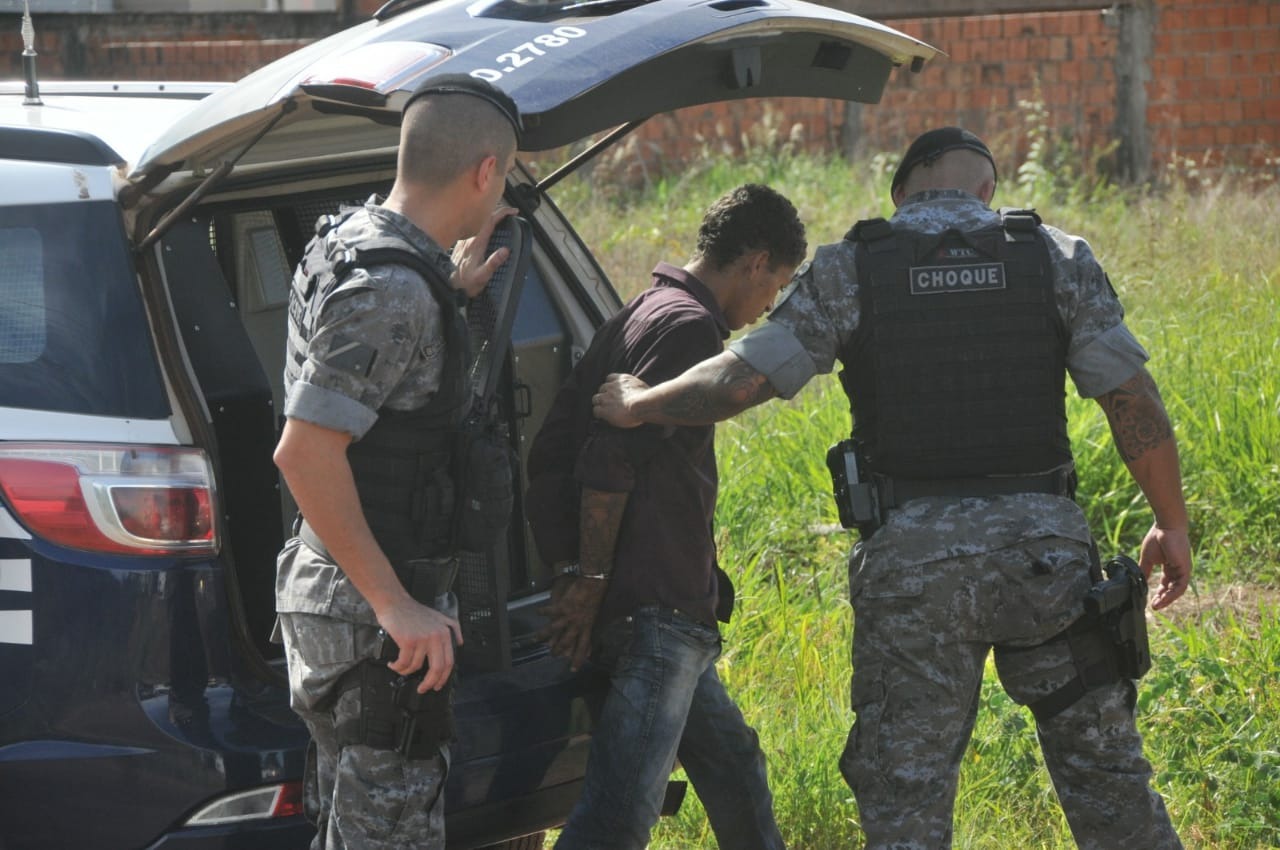 Um dos autores do crime no momento em que foi preso pela PM - Foto: Valdenir Rezende