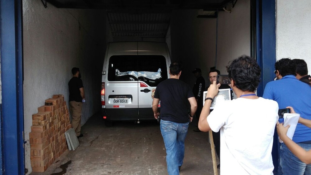 TRF3 concede liberdade a cinco investigados da Operação Lama Asfáltica Quatro investigados chegando ao Imol para exame de corpo de delito foram presos na 5ª fase da Operação Lama Asfáltica (Foto: Emerson Arce)