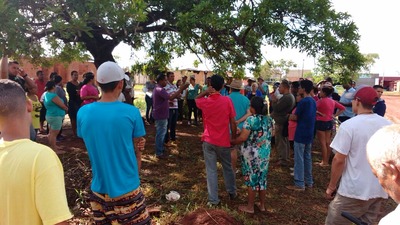 Moradores conversam sobre a decisão judicial - Foto: Leandro Abreu/Correio do Estado