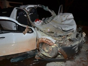 Carro ficou totalmente destruído após bater em pá carregadeira (Foto: Ivinoticias)