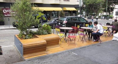 Os parklets são áreas de convivência abertas ao público instaladas no lugar de vagas de estacionamento, como esses instalados em Maringá (PR) (Foto: Divulgação/ Prefeitura de Maringá)
