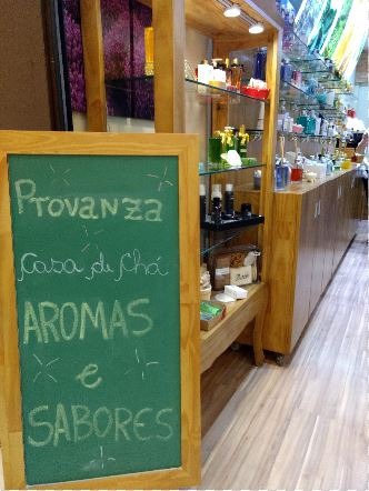 Loja Provanza oferece chás que trazem equilíbrio, leveza e bem estar Chás são servidos no local, gelados ou quentes, mas também dá para levar para casa.