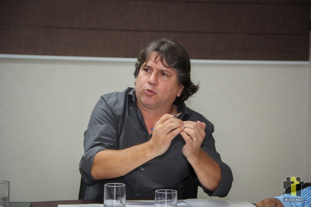 Comissão analisa parecer que excluiu estados e municípios da reforma Comissão analisa parecer que excluiu estados e municípios da reforma