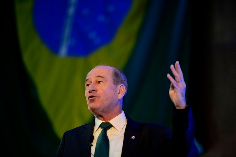 Governo investiga navios que podem ser origem do óleo que polui praias O ministro Fernando Azevedo e Silva disse que as causas da poluição por óleo em praias do Nordeste estão sendo investigadas. Arquivo/Tânia Rêgo/Agência Brasil