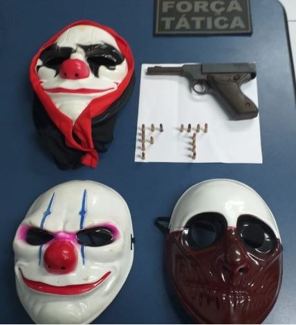 Ladrão é preso com arma e máscaras de palhaço usadas para cometer roubos Divulgação